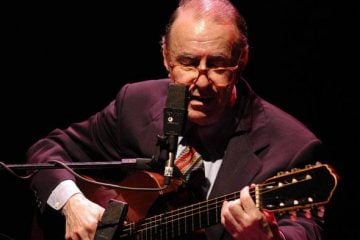 Fãs se despedem do músico João Gilberto nesta manhã de segunda