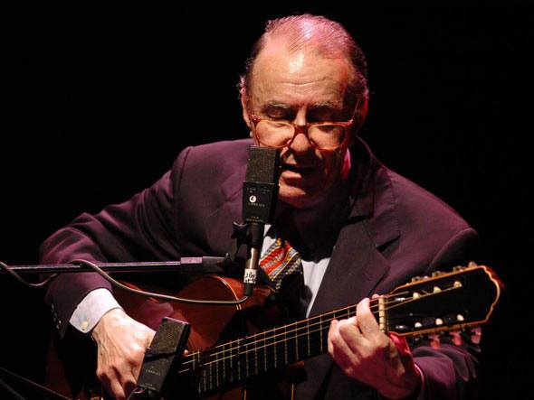 Fãs se despedem do músico João Gilberto nesta manhã de segunda
