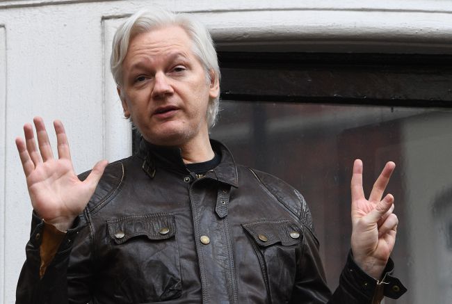 Fundador do WikiLeaks é preso na embaixada do Equador em Londres