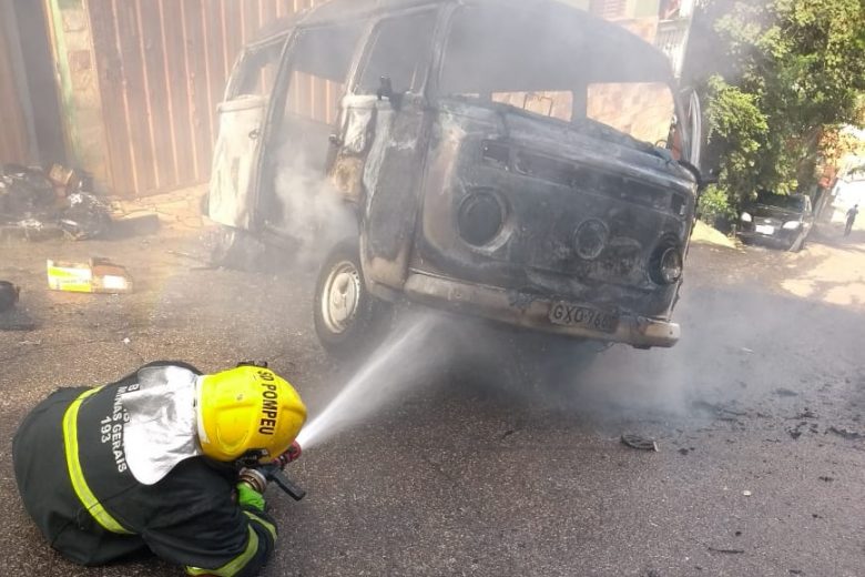 Kombi dos Correios pega fogo e fica destruída em Itabira