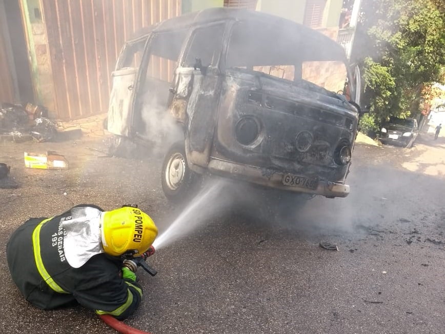 Kombi dos Correios pega fogo e fica destruída em Itabira