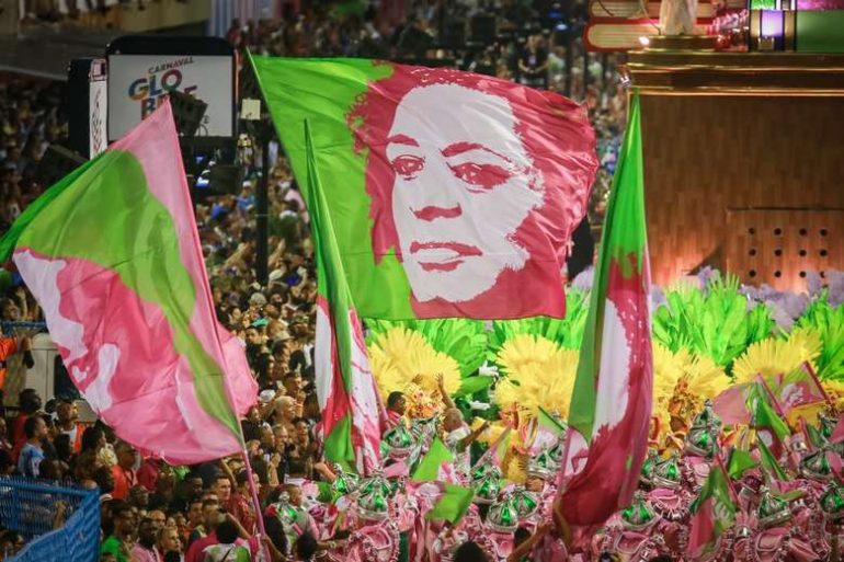 Mangueira conta a história de heróis da resistência e fatura o Carnaval 2019 do Rio
