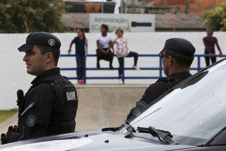 Policiais e bombeiros da ativa poderão atuar em escolas