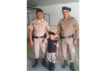 Presente de Papai Noel: Garotinho itabirano de 4 anos realiza sonho de ganhar farda policial