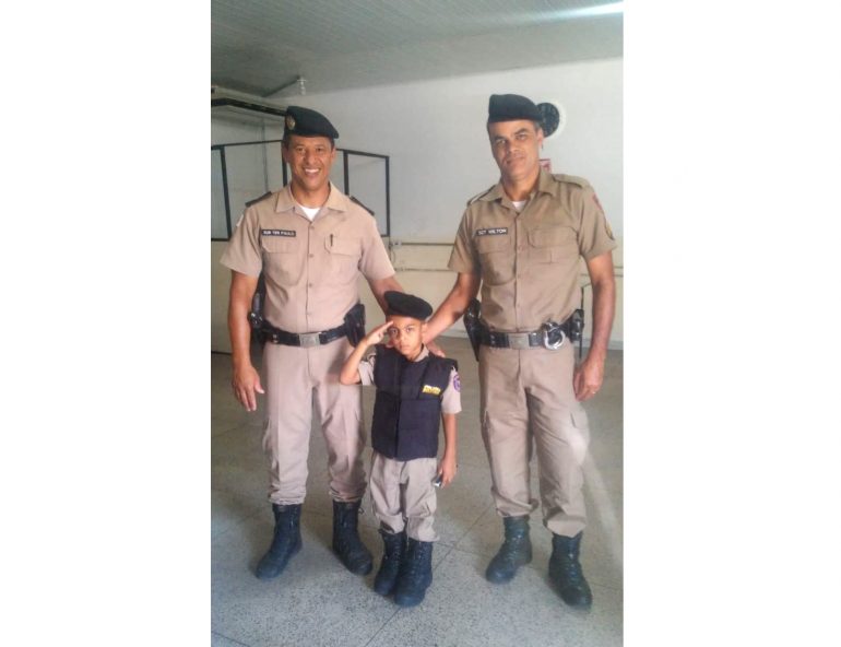 Presente de Papai Noel: Garotinho itabirano de 4 anos realiza sonho de ganhar farda policial