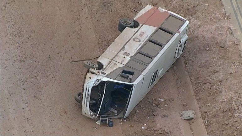 Ônibus com pacientes médicos tomba na 381; feridos foram encaminhados para Itabira e Monlevade