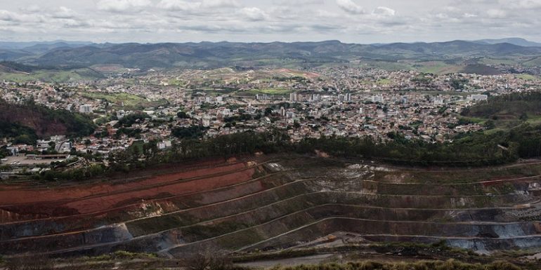 Assédio e coação econômica: Vale é denunciada no Ministério Público por violação de direitos em quatro comunidades itabiranas Assédio e coação econômica: Vale é denunciada no Ministério Público por violação de direitos em quatro comunidades itabiranas