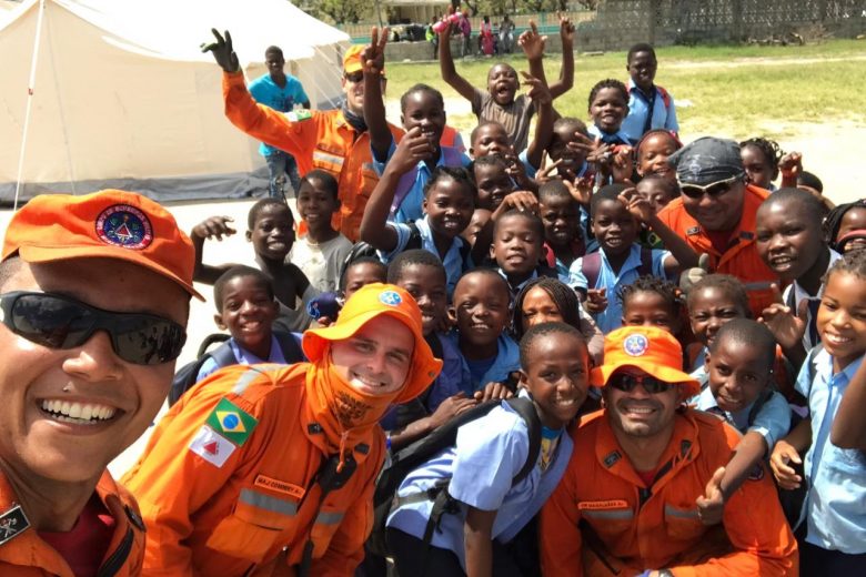 Bombeiros de Minas retornam hoje ao Brasil após 40 dias em missão de resgate na África