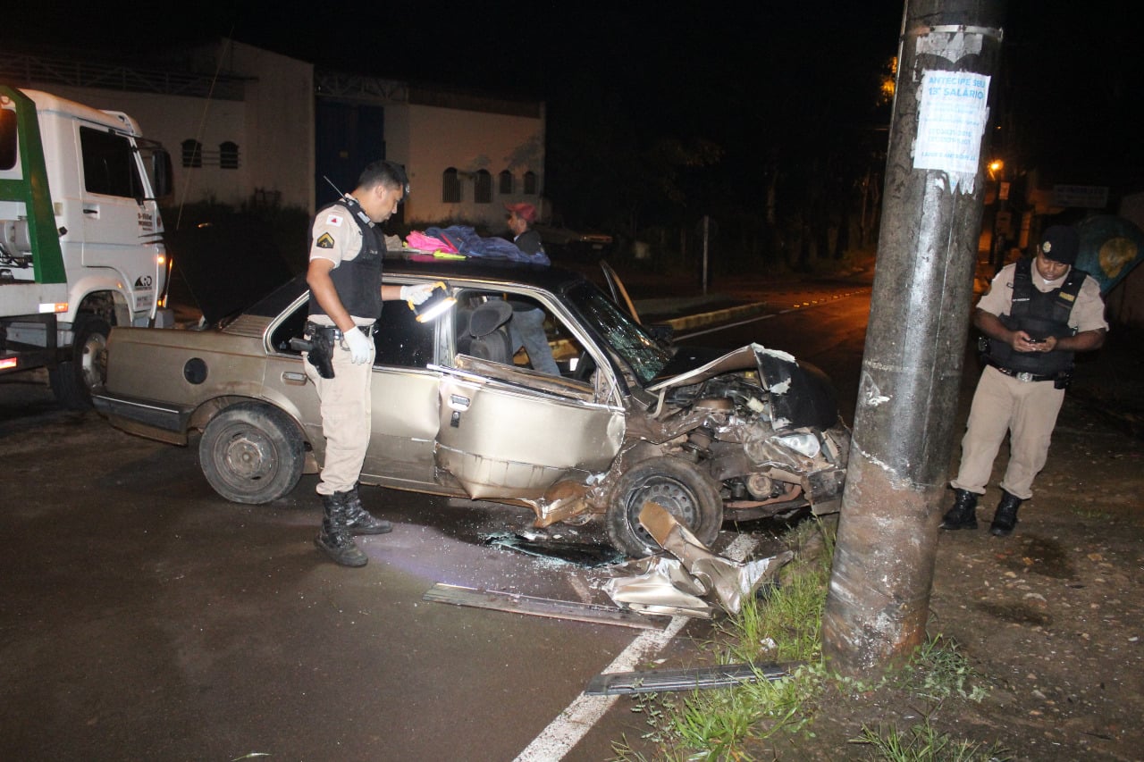 Monza é encontrado abandonado após bater em um poste no bairro Hamilton, em Itabira