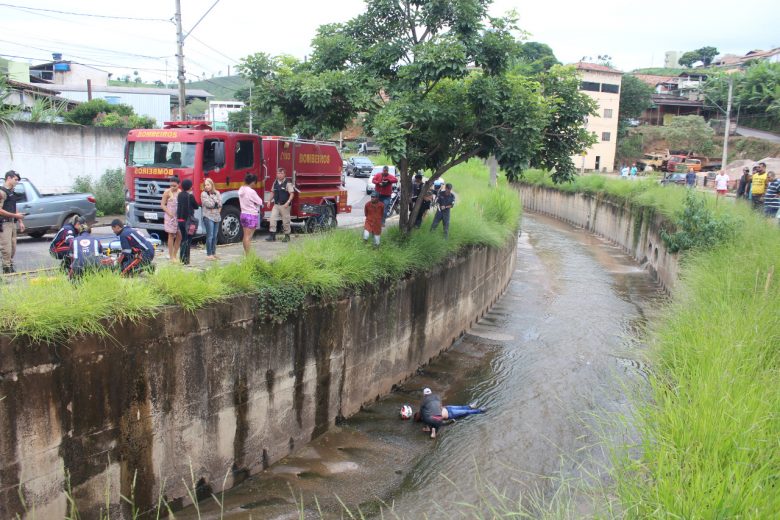 Garupeiro é arremessado em canal durante acidente neste sábado em Itabira