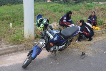 Motociclista sofre acidente ao desviar de cachorro na rua