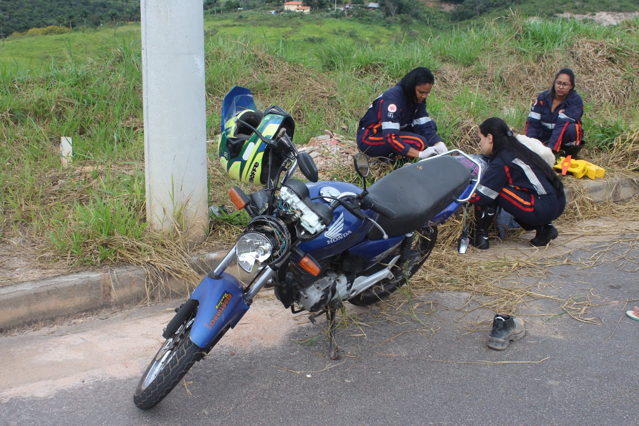Motociclista sofre acidente ao desviar de cachorro na rua