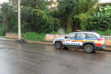 Moto-taxista é socorrido em estado grave após colidir em um poste