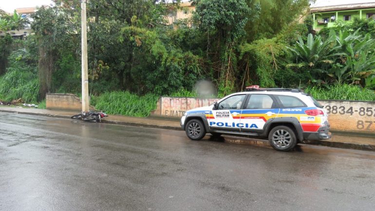 Moto-taxista é socorrido em estado grave após colidir em um poste
