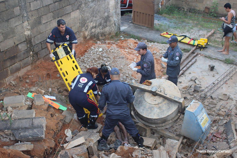Muro desaba em obra e fere pedreiro e ajudante em Itabira