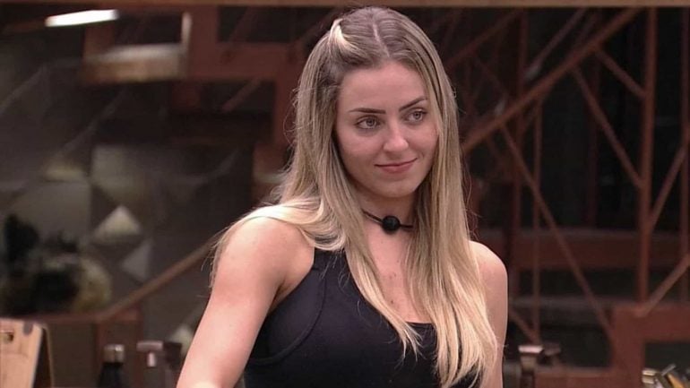 Indiciada por intolerância, ex-BBB Paula diz que agora ‘pode falar merda em paz’
