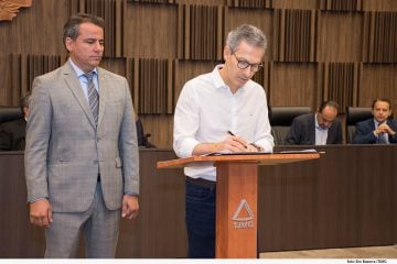 Zema fecha acordo com prefeitos para quitar dívidas até 2022