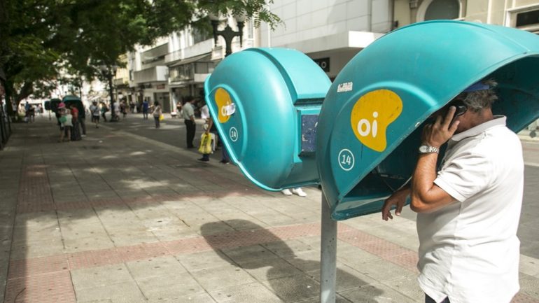 Anatel determina ligações gratuitas em orelhões da Oi em 11 estados