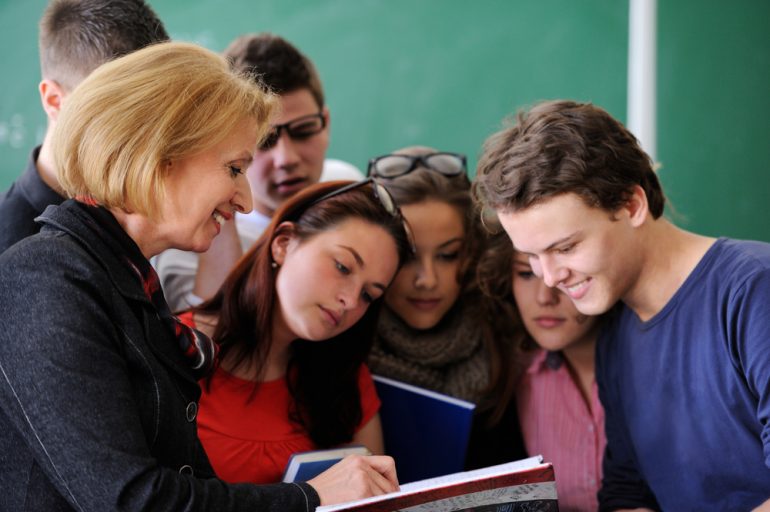 Empresa busca orientador educacional com formação em Pedagogia
