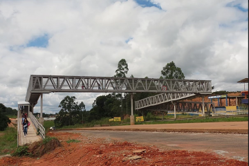 Montagem de passarela interdita trecho da BR-381 nesta segunda-feira