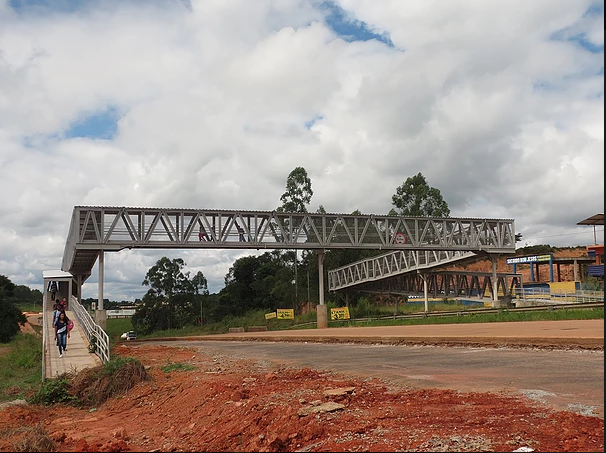 Montagem de passarela interdita trecho da BR-381 nesta segunda-feira