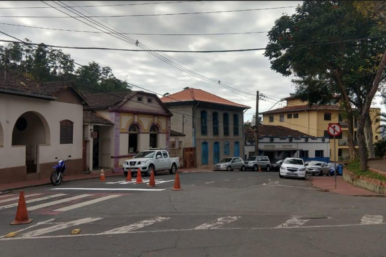 Sinalização horizontal de vias públicas recebe pintura nova em Itabira