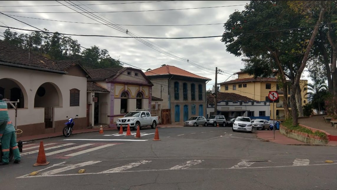Sinalização horizontal de vias públicas recebe pintura nova em Itabira