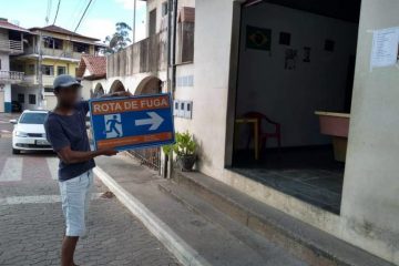 PM prende homem que “fez graça” com placa em frente a bar em São Gonçalo