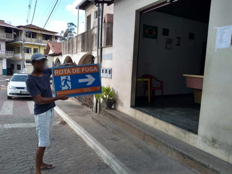 PM prende homem que “fez graça” com placa em frente a bar em São Gonçalo