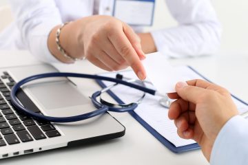Por medo do vírus em hospitais, atendimento médico em casa cresce até 40%