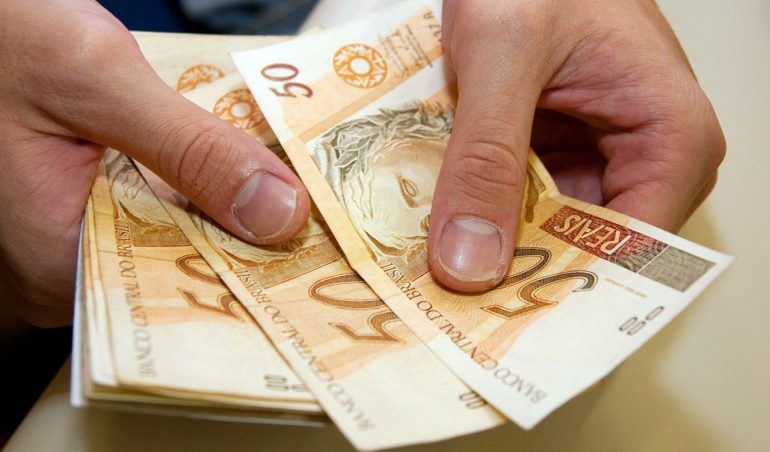 Governo de Minas pagará 13° de servidores estaduais somente em 2019