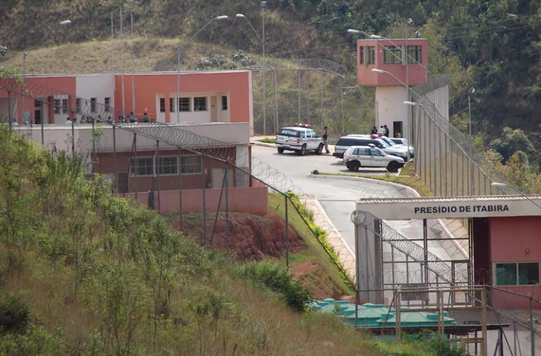 Detento em prisão domiciliar deixa de recarregar tornozeleira eletrônica e é levado para o presídio
