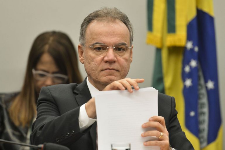 Relator fixa idade mínima de aposentadoria de professoras em 57 anos