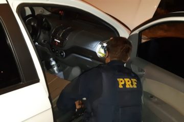 PRF encontra 11 kg de drogas escondidas em painel de carro na BR-381