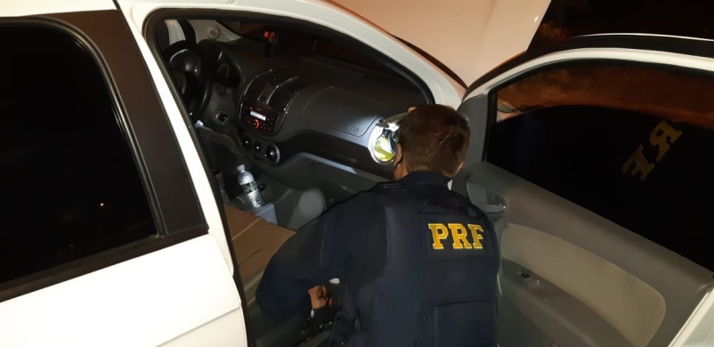 PRF encontra 11 kg de drogas escondidas em painel de carro na BR-381