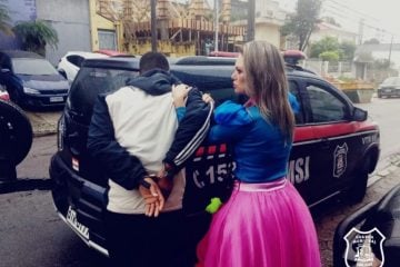 Vestida de princesa, guarda municipal prende suspeito em SC