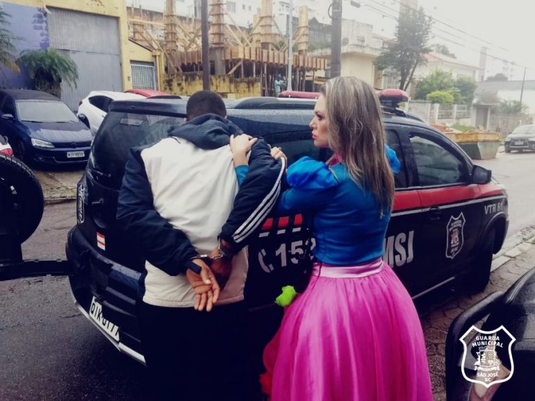 Vestida de princesa, guarda municipal prende suspeito em SC