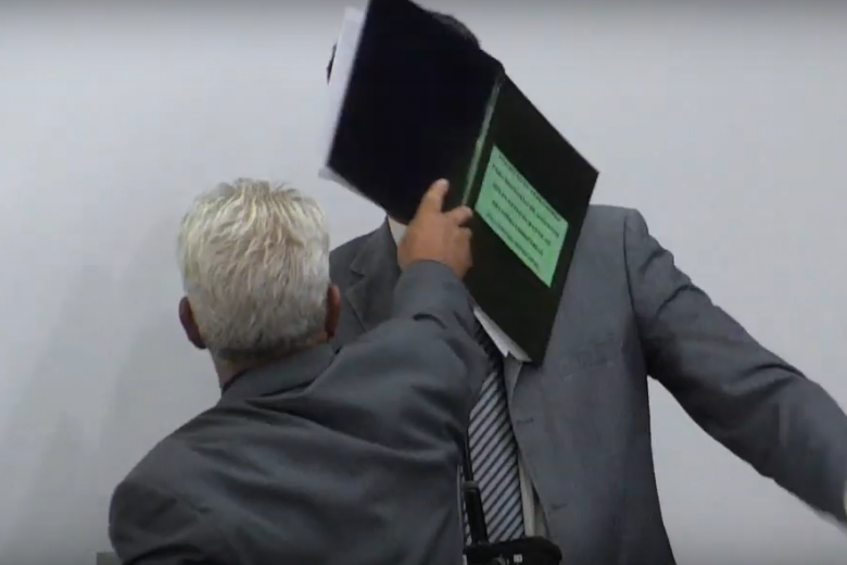 Agressão física entre vereadores marca reunião na Câmara de João Monlevade; VEJA O VÍDEO