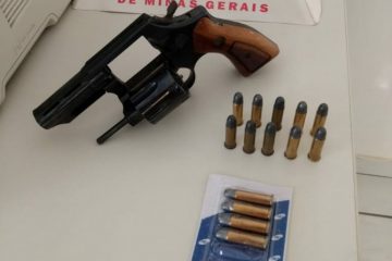 Adolescente leva revólver do avô para “assustar” os colegas na escola