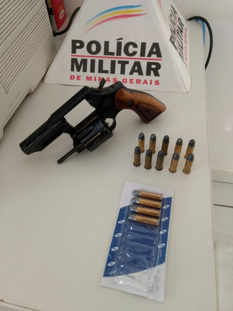 Adolescente leva revólver do avô para “assustar” os colegas na escola
