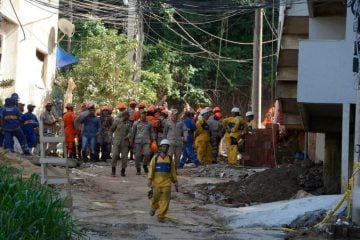 Corpos de duas crianças são resgatados dos escombros na Muzema