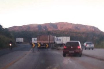 Carreta quebra e interdita uma das pistas da BR-381 na manhã desta segunda-feira