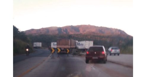 Carreta quebra e interdita uma das pistas da BR-381 na manhã desta segunda-feira