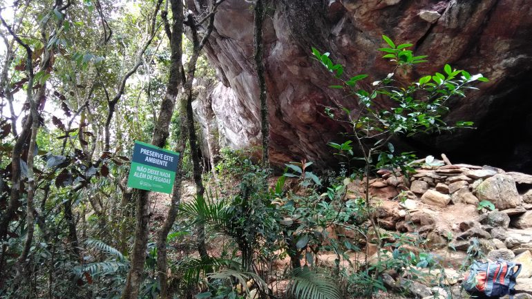 Catas Altas instala placas de sinalização educativa na serra do Caraça