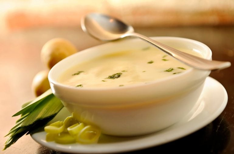 3 receitas de sopas e caldos para espantar o frio
