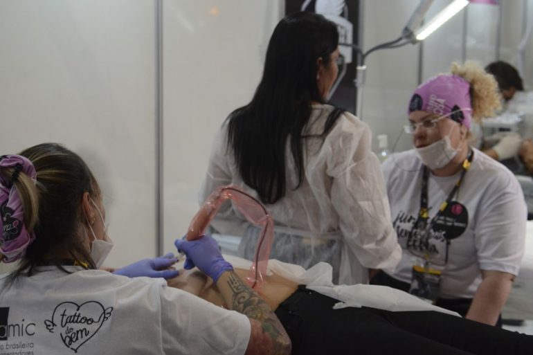 Mulheres que tiveram câncer recebem tatuagem cosmética gratuita em SP