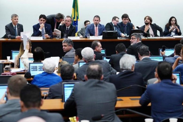 Comissão especial aprova texto básico da reforma da Previdência