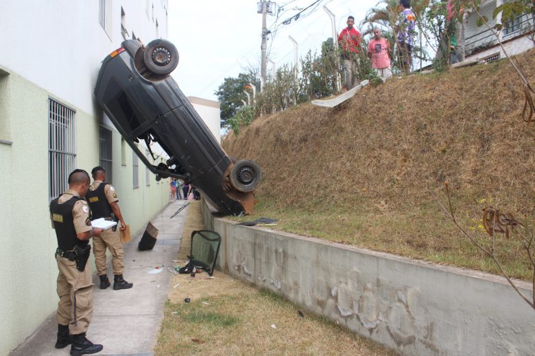 Carro cai com casal dentro e fica “escorado” em paredes de um prédio em Itabira