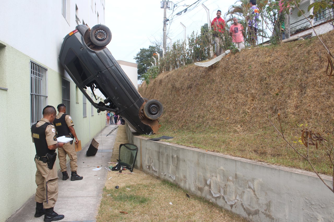 Carro cai com casal dentro e fica “escorado” em paredes de um prédio em Itabira