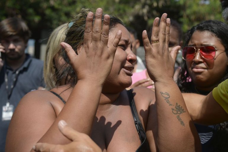 Emocionada, viúva diz que preferia ter morrido ao lado do marido atingido por militares do Exército no Rio de Janeiro